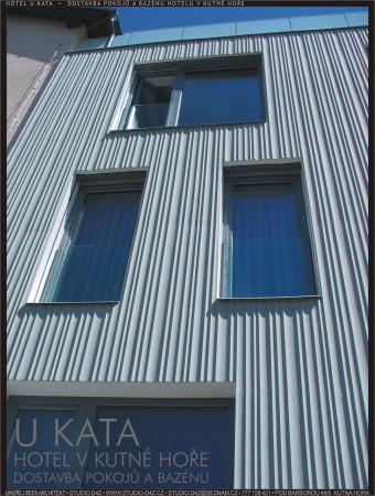 HOTEL U KATA - Kutná Hora | Svislá kanelace si v čase pohrává s měnícím se denním světlem.